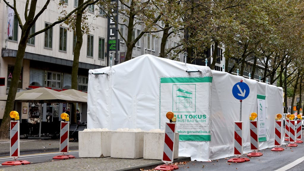 Das Betonauto auf den Kölner Ringen wird saniert und ist unter einem Zelt versteckt.

