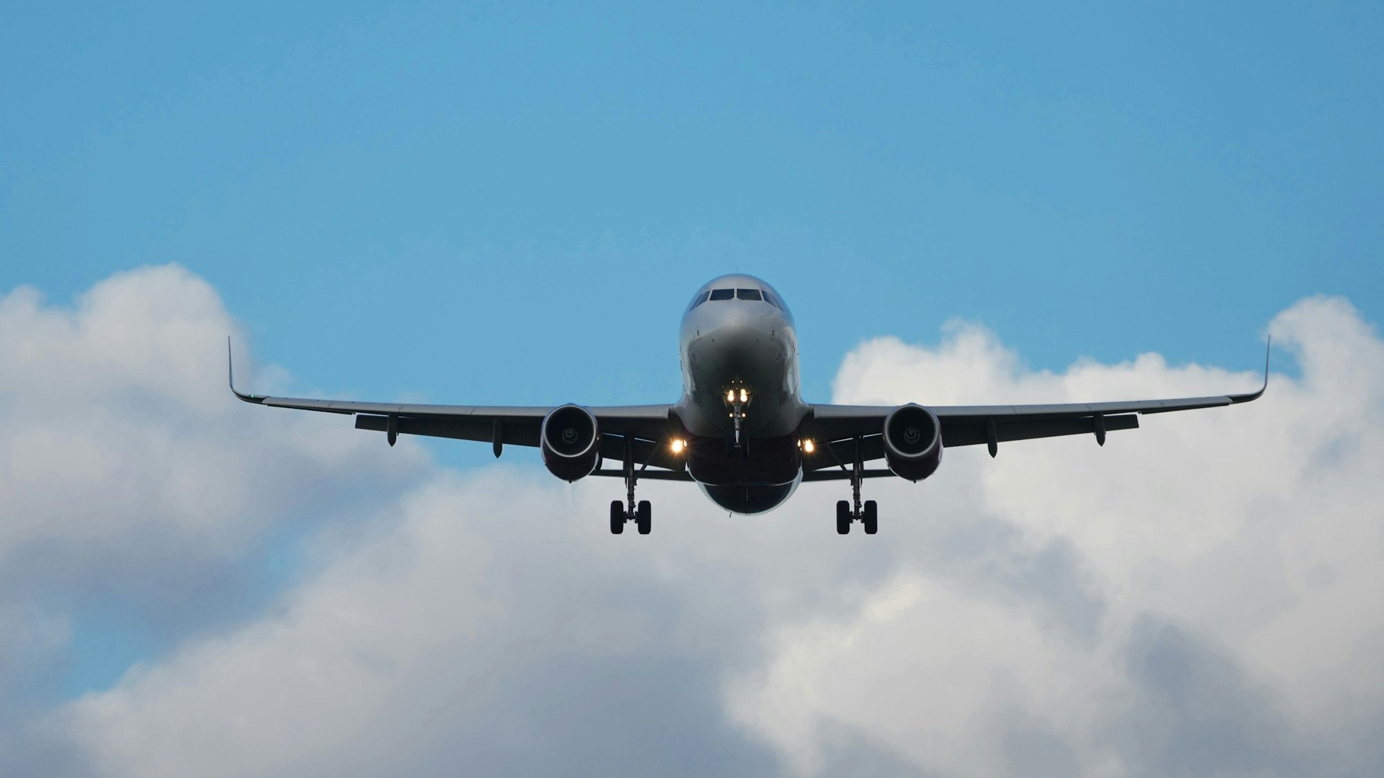 Ein Verkehrsflugzeug ist im Landeanflug auf den Flughafen Berlin-Brandenburg „Willy Brandt“.