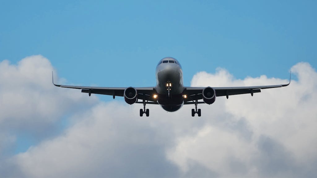 Ein Verkehrsflugzeug ist im Landeanflug auf den Flughafen Berlin-Brandenburg „Willy Brandt“.