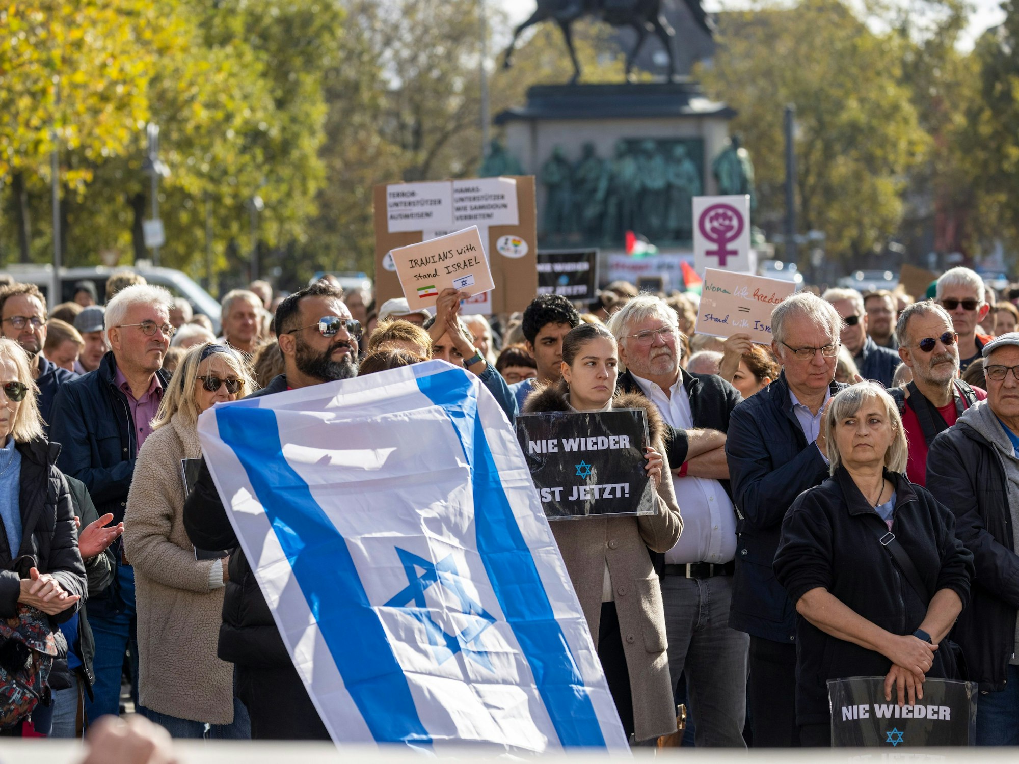 Teilnehmer und Teilnehmerinnen der Kundgebung „Aufstehen gegen Israelhass und Antisemitismus“ haben sich auf dem Kölner Heumarkt versammelt.