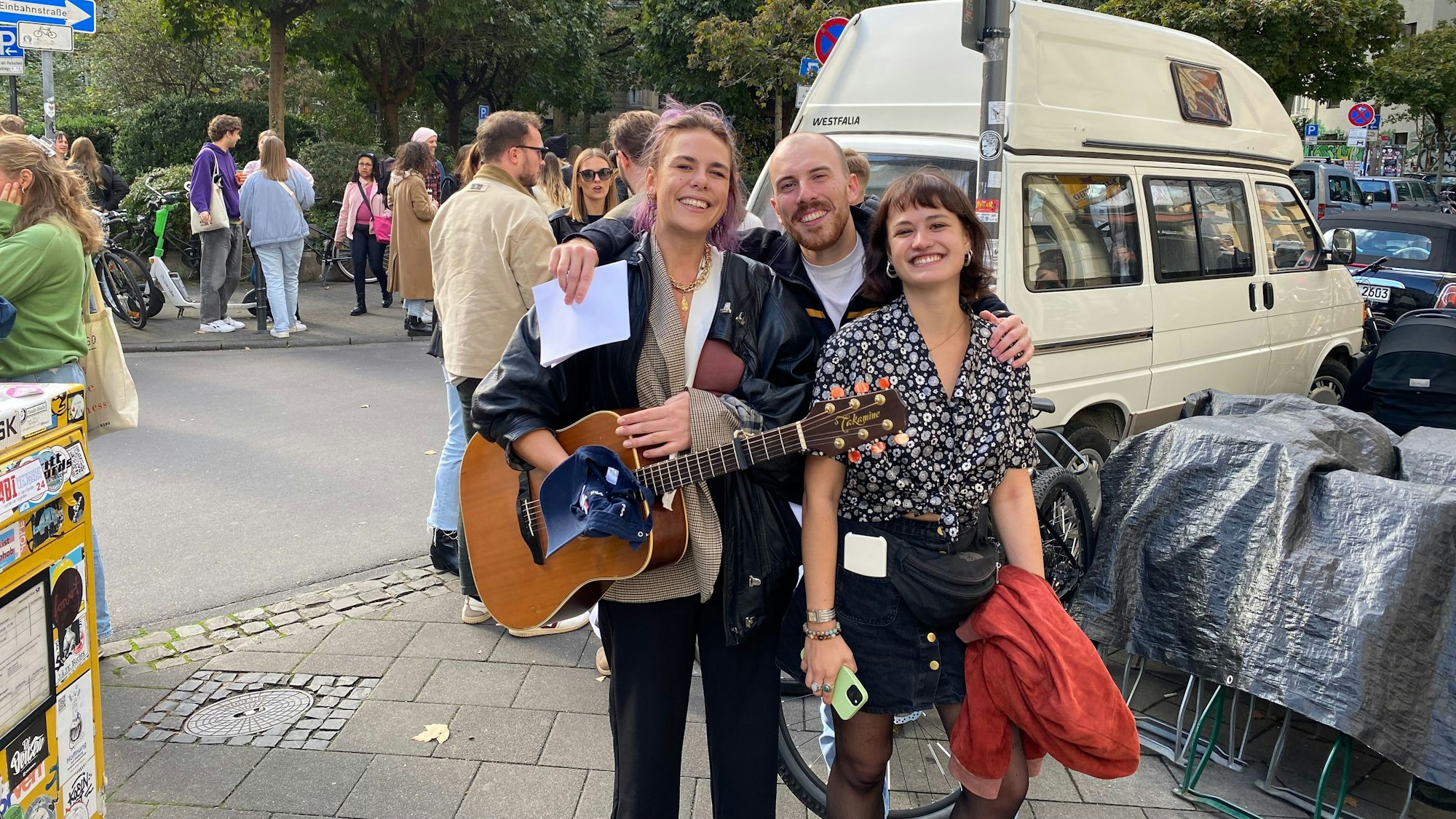 Straßenmusikerin Lara Hulo (links) spielte am Brüsseler Platz spontan