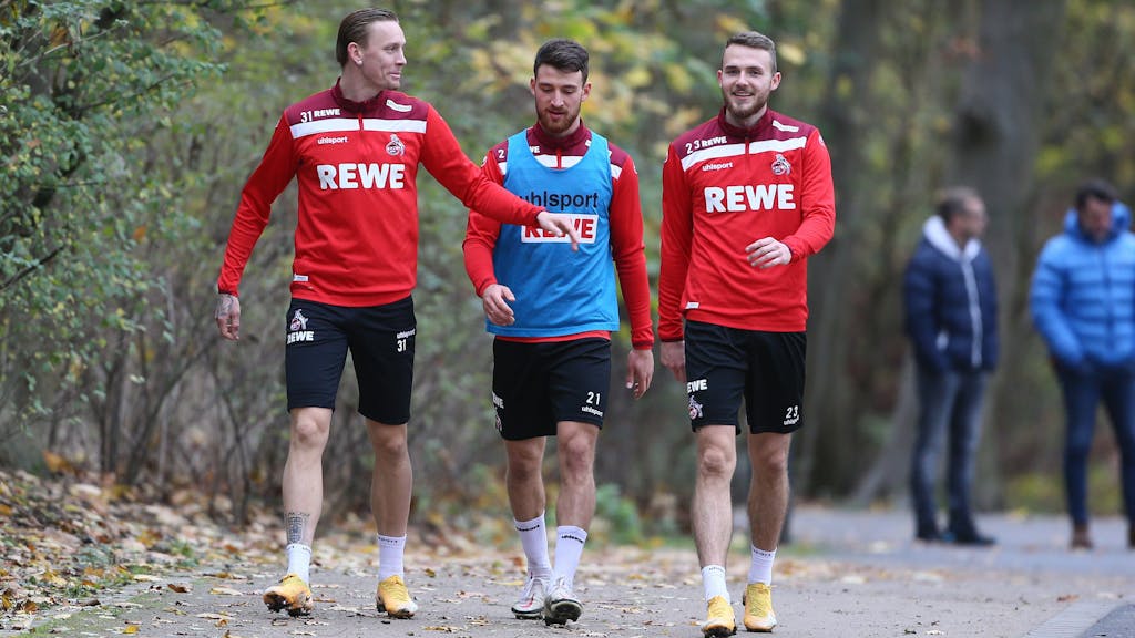 Marius Wolf, Salih Özcan und Jannes Horn gehen gemeinsam zum Training des 1. FC Köln.&nbsp;