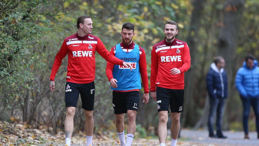 Marius Wolf, Salih Özcan und Jannes Horn gehen gemeinsam zum Training des 1. FC Köln.&nbsp;