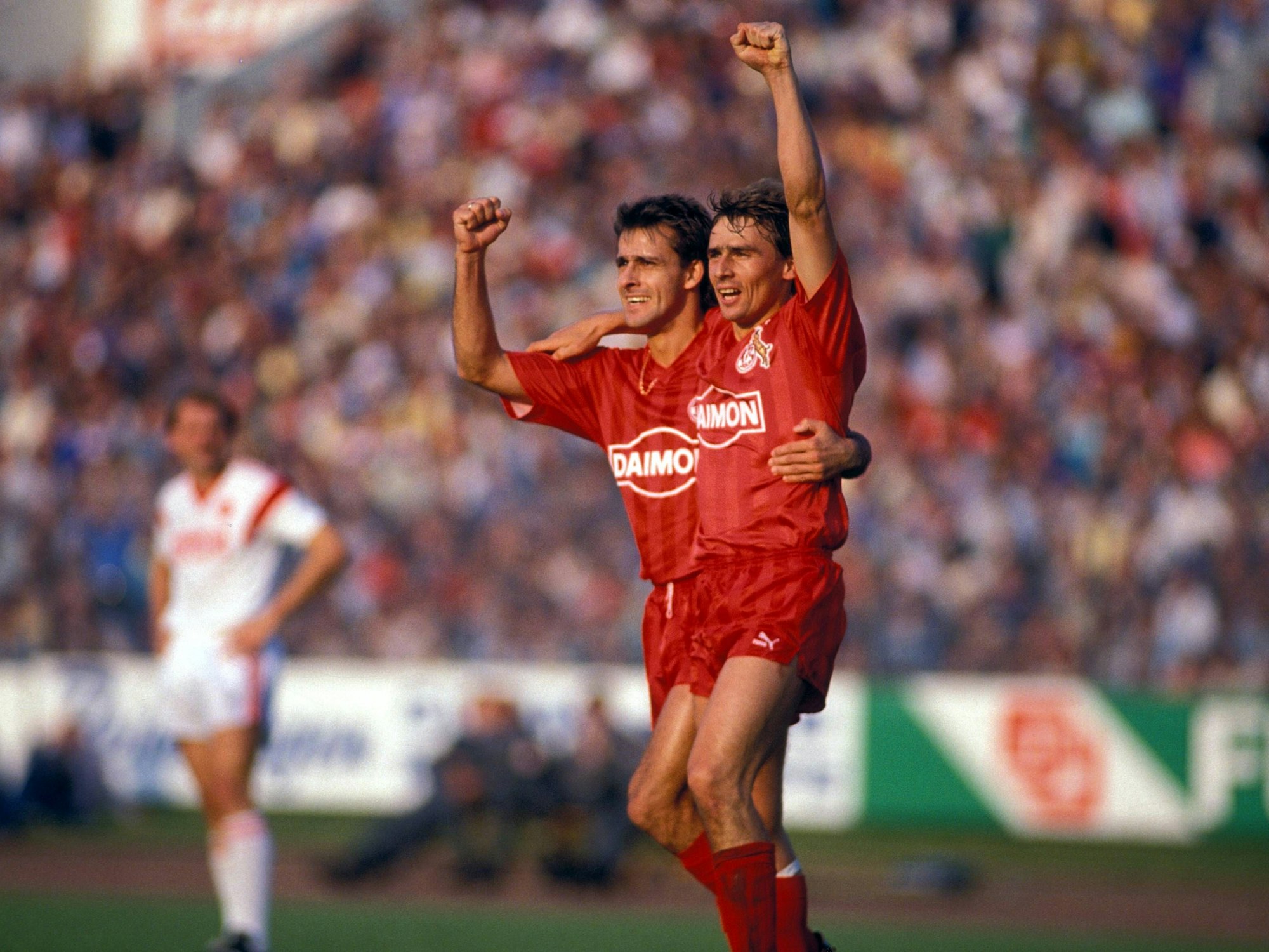 Pierre Littbarski (l.) und Thomas Allofs (1. FC Köln) nach dem Spiel Nürnberg gegen 1. FC Köln (1987).
