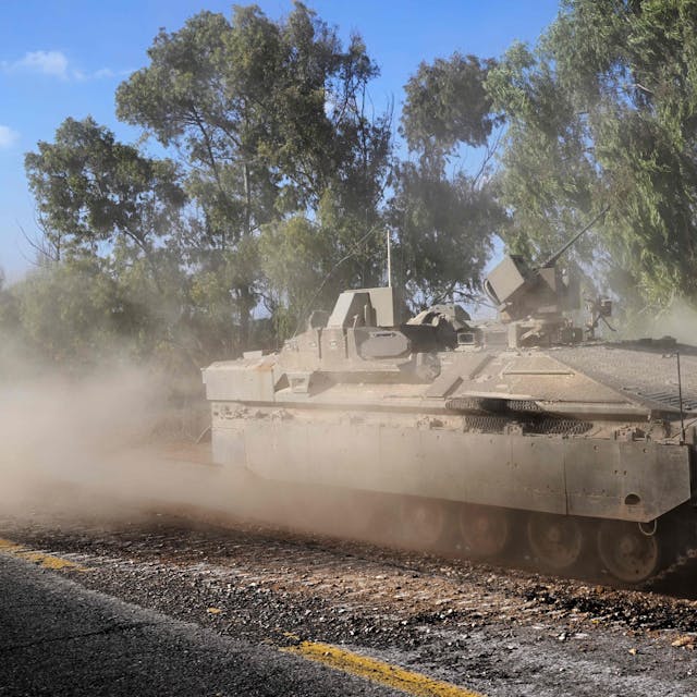 Ein israelischer Panzer rollt am 15. Oktober 2023 an einer ungenannten Stelle im Süden Israels auf die Grenze zum Gazastreifen zu.