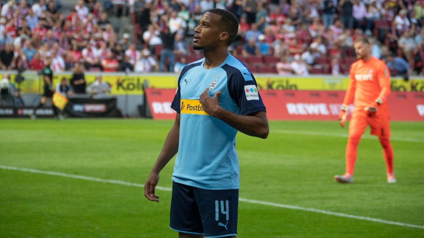 Alassane Plea bejubelt seinen ersten Derby-Treffer vor der Kölner Fankurve.