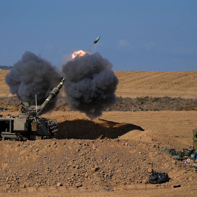 Eine mobile israelische Artillerieeinheit feuert eine Granate aus dem Süden Israels in Richtung des Gazastreifens ab, in einer Position nahe der Grenze zwischen Israel und Gaza.&nbsp;