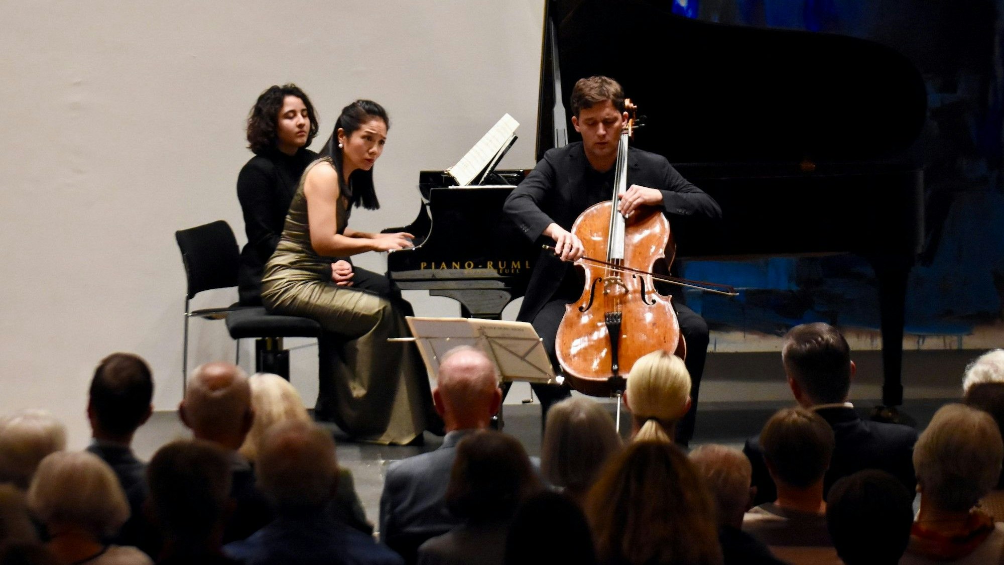 Eine Pianistin und ein Cellist spielen in in einem Konzertsaal.