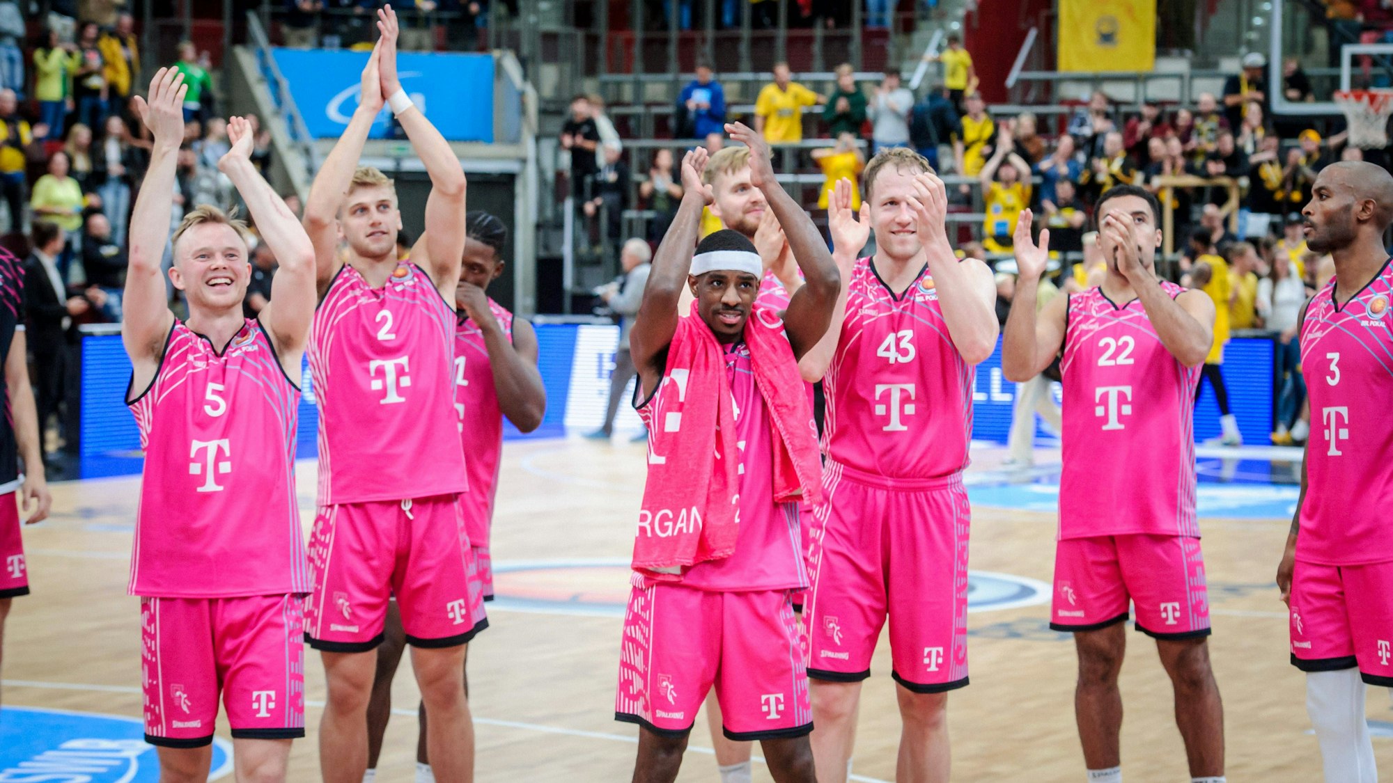 Jubel bei den Baskets über den Einzug ins Pokal-Viertelfinale:  Die Spieler Applaudieren erfreut in Richtung des Publikums.