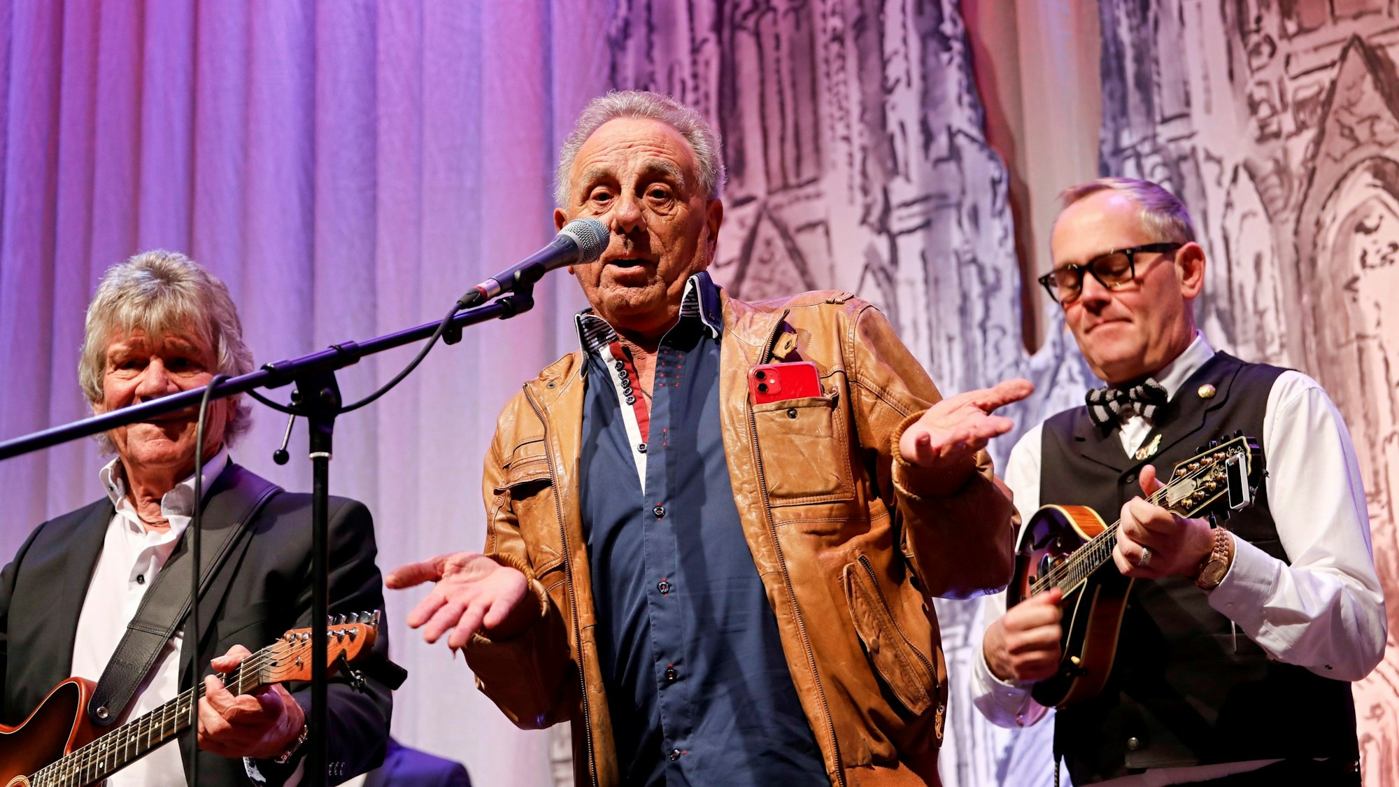 Erry Stoklosa und Bömmel Lückerath mit JP Weber auf der Bühne beim Vorstellabend des Klubs Kölner Karnevalisten