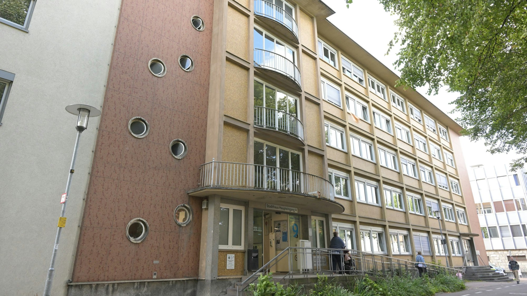 Eines der beiden Stadthäuser in Bergisch Gladbach: Architektur der 50er Jahre.