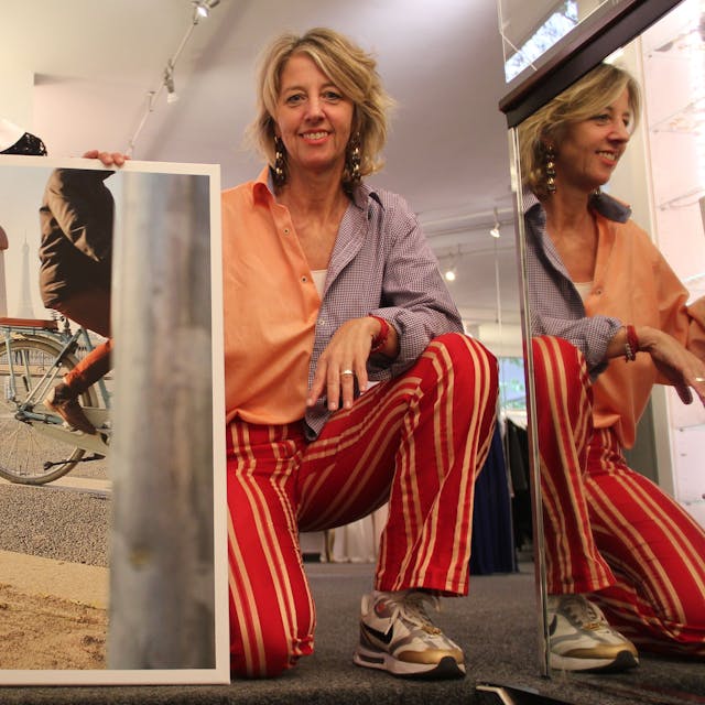 Sarah Münker spiegelt in der Cologne Couture (Dürener Straße 142) Pariser Momente wider.