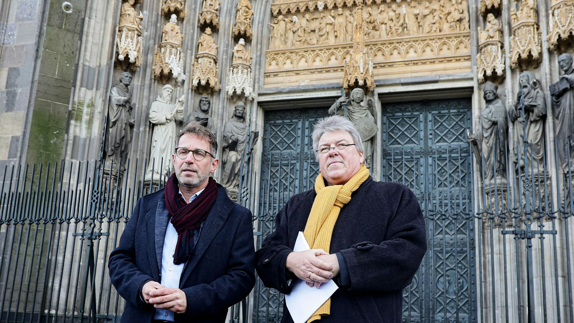 Zu sehen sind Dombaumeister Peter Füssenich und Präsident ZDV Dr. Albert Distelrath vor dem vollständig restaurierten Michaelsportal des Kölner Doms.