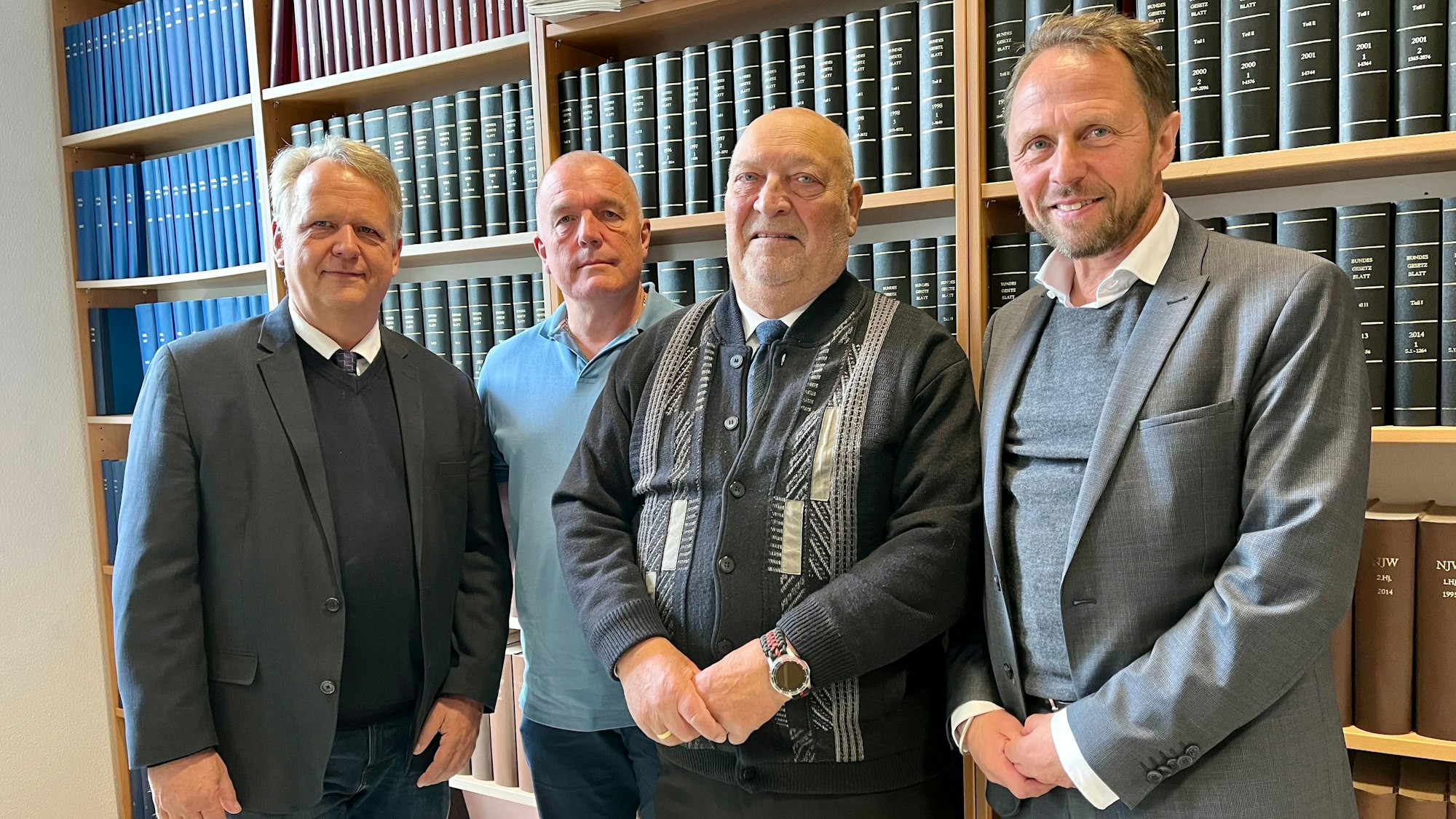 Richter Stefan Müller-Gerbes (links) mit dem neuen Schiedsmann Ralf Pasing, dem scheidenden Walter Endlein und OB Uwe Richrath.