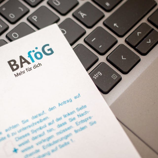 Ein Bafög-Antrag liegt auf einer Tastatur.
