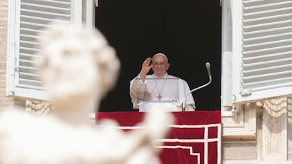 15.10.2023, Vatikan, Vatikanstadt: Papst Franziskus winkt während des Angelus-Mittagsgebets aus dem Fenster seines Studios. Foto: Alessandra Tarantino/AP/dpa +++ dpa-Bildfunk +++