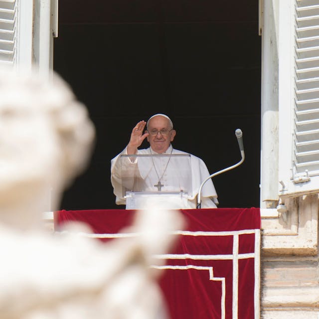 15.10.2023, Vatikan, Vatikanstadt: Papst Franziskus winkt während des Angelus-Mittagsgebets aus dem Fenster seines Studios. Foto: Alessandra Tarantino/AP/dpa +++ dpa-Bildfunk +++
