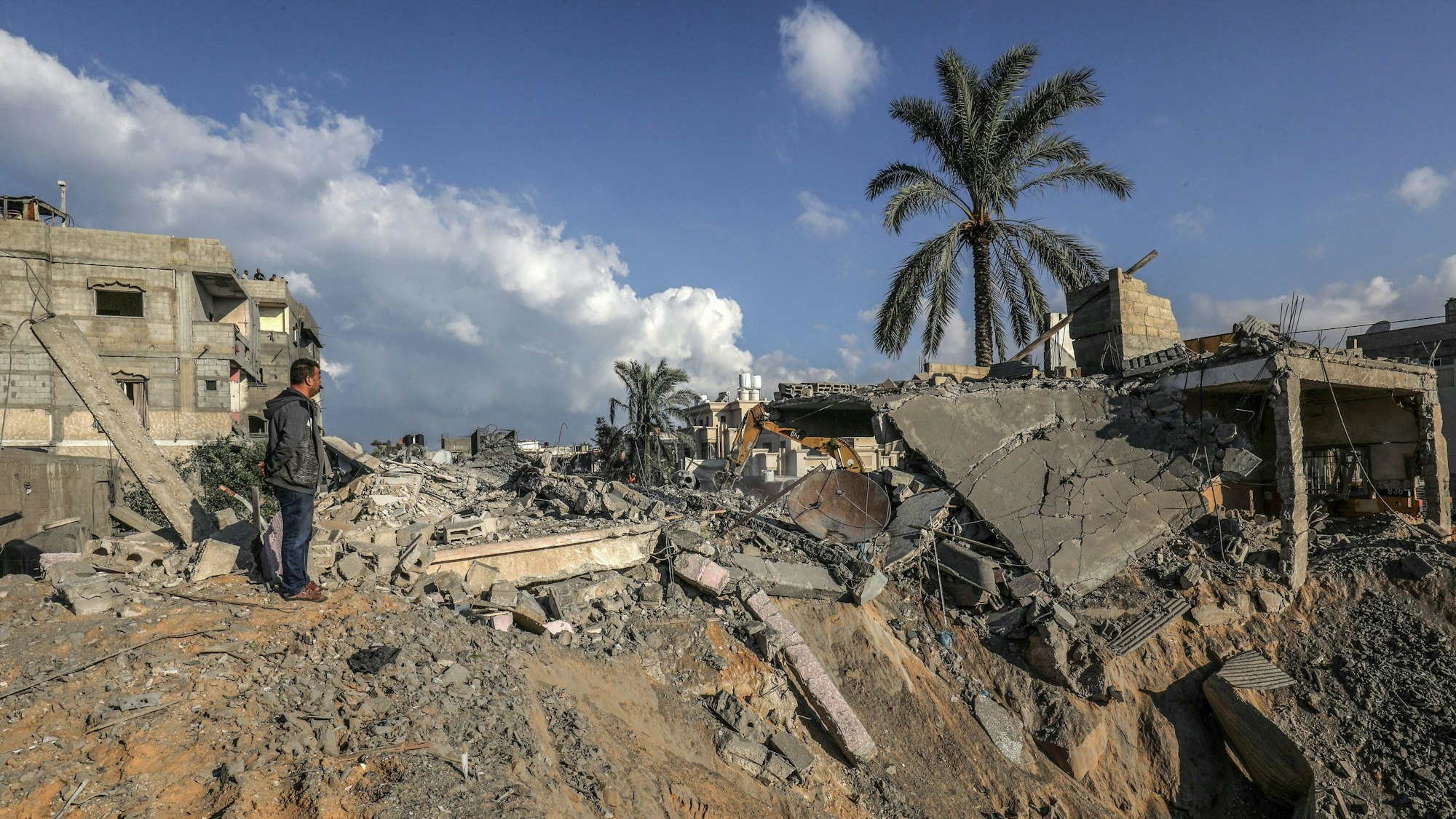Rafah: Ein Palästinenser inspiziert ein zerstörtes Gebäude nach israelischen Luftangriffen auf das Flüchtlingslager Rafah im südlichen Gazastreifen.