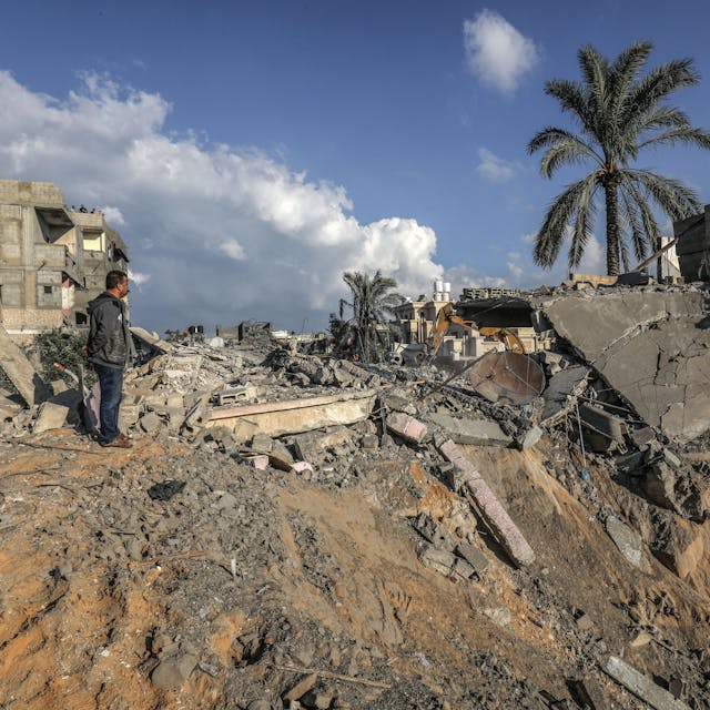 Rafah: Ein Palästinenser inspiziert ein zerstörtes Gebäude nach israelischen Luftangriffen auf das Flüchtlingslager Rafah im südlichen Gazastreifen.