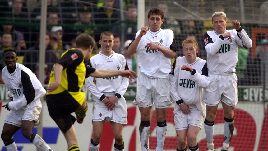 Torsten Frings schießt einen Freistoß gegen Borussia Mönchengladbach.
