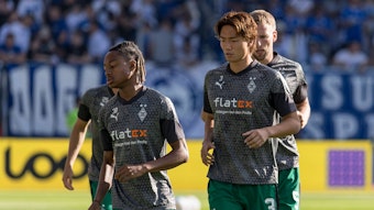 Yvandro Borges Sanches und Ko Itakura wärmen sich vor dem Spiel gegen den SV Darmstadt auf.