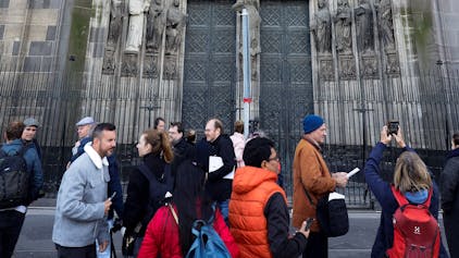 Zu sehen ist das vollständig restaurierte Michaelsportal des Kölner Doms.