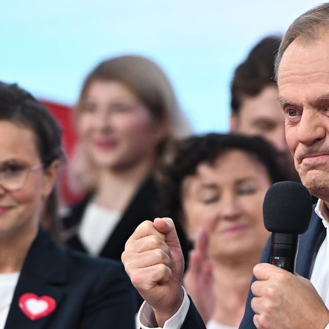 Donald Tusk, ehemaliger polnischer Ministerpräsident und Oppositionsführer, spricht zu Anhängern in der Parteizentrale seiner Partei. Nach der Parlamentswahl in Polen bleiben die Nationalkonservativen laut Prognosen stärkste politische Kraft - jedoch könnten drei Oppositionsparteien die neue Regierung bilden.