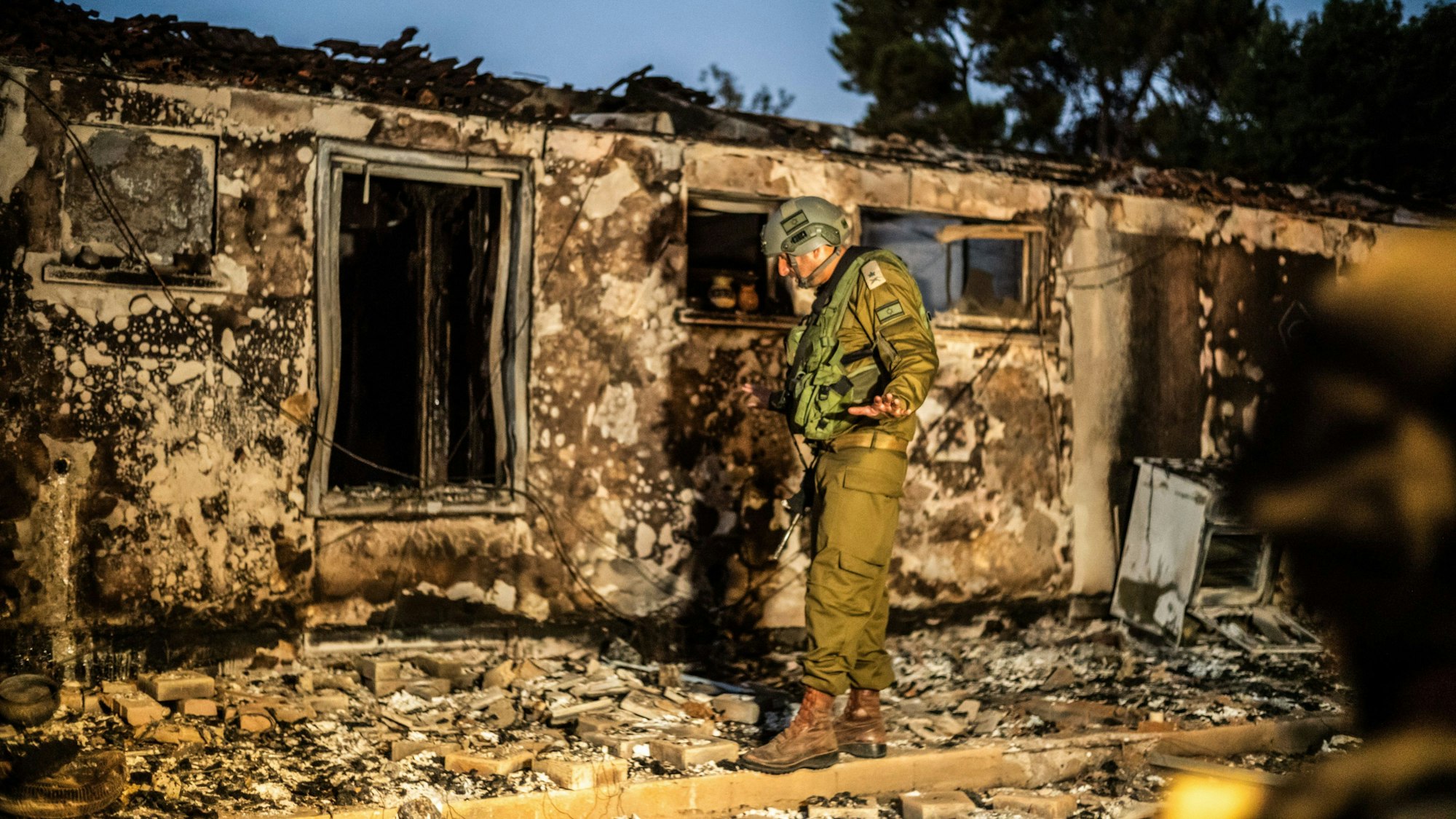Kibbuz Be'eri in Israel: Ein israelischer Soldat inspiziert ein zerstörtes Haus in einem Kibbuz, das von Terroristen der Hamas überfallen worden war.