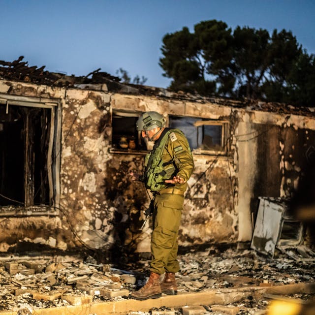 Kibbuz Be'eri in Israel: Ein israelischer Soldat inspiziert ein zerstörtes Haus in einem Kibbuz, das von Terroristen der Hamas überfallen worden war.