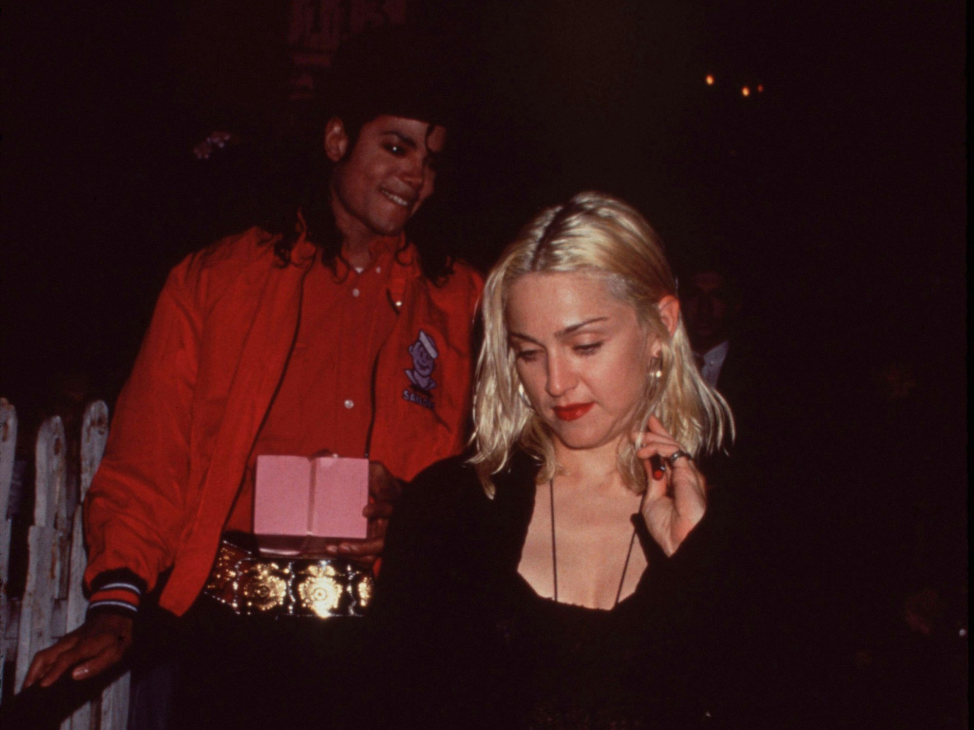 Michael Jackson (Hintergrund) und Madonna (Vordergrund) verlassen ein Restaurant.