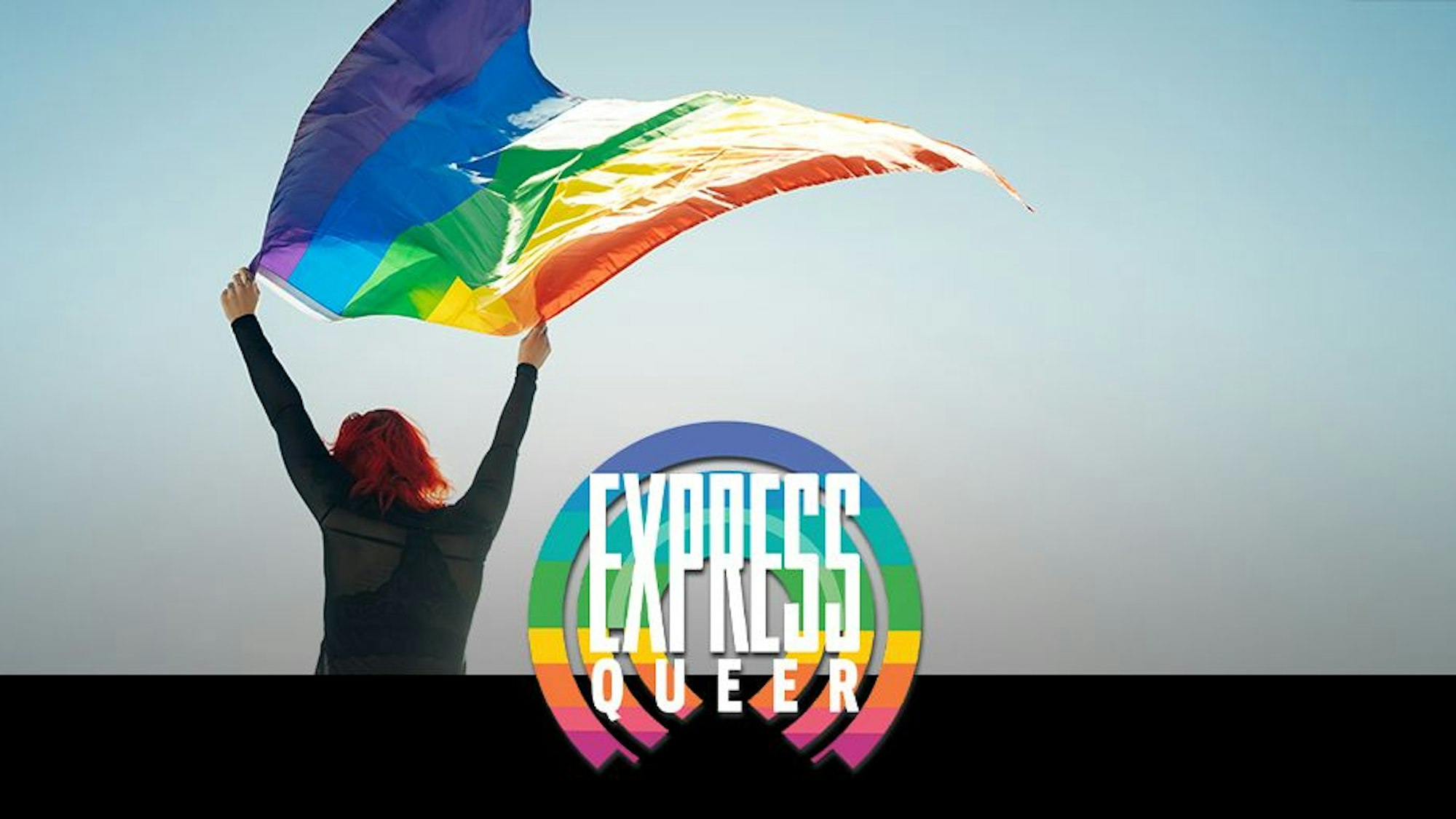 Eine Frau weht eine Regenbogenfahne vor dem EXPRESS-Queer-Logo.