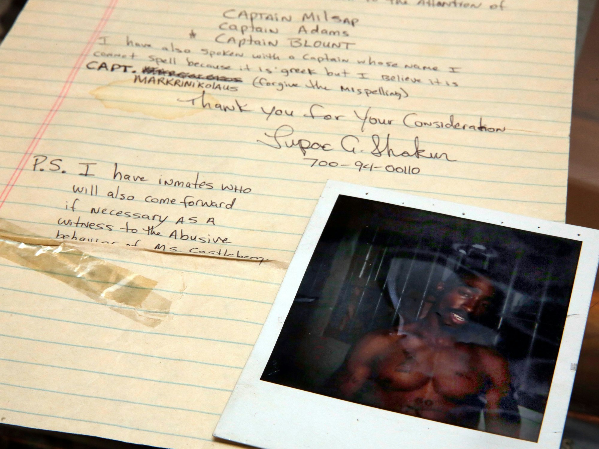 Ein von Tupac Shakur aus dem Gefängnis handgeschriebener Brief sowie ein Polaroid, das Shakur zeigt, sind in New York ausgestellt.