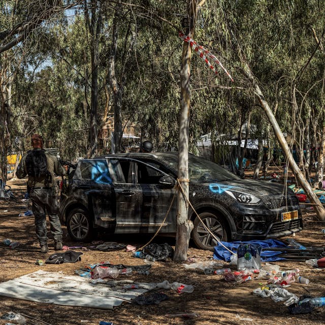 Israelische Soldaten untersuchen ein Auto auf einem Festivalgelände, bei dem die Hamas-Terroristen hunderte Menschen getötet und Geiseln genommen haben.