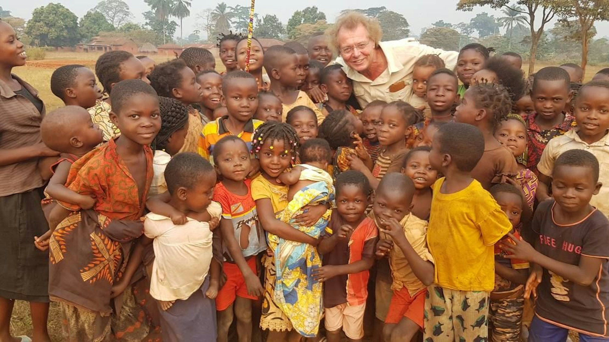 Drei Dutzend Kinder drängen sich in einem kongolesischen Dorf um Manfred Janz aus Hennef.