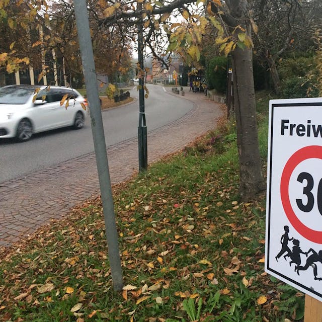 Ein „Freiwillig-Tempo-30“-Schild steht an einer Straße in der Gemeinde Gaienhofen im Kreis Konstanz.
