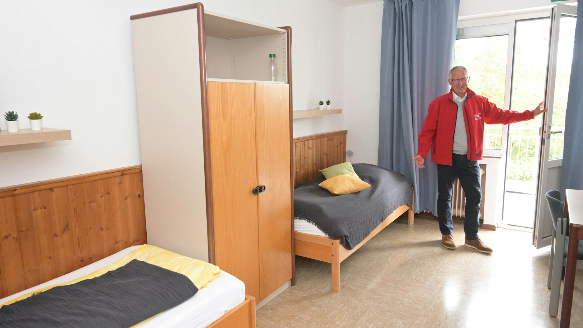 Kreisgeschäftsführer Reinhold Feistl vom DRK Rhein-Berg zeigt ein Zimmer des Internats in der „Zukunftswerkstatt“ des DRK in Overath-Klefhaus.