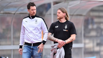 NLZ-Chef Mirko Sandmöller und U23-Coach Eugen Polanski von Borussia Mönchengladbach unterhalten sich vor dem Spiel gegen den 1. FC Köln U21.