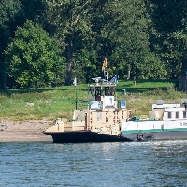 Die Rheinfähre liegt am rechtsrheinischen Ufer.