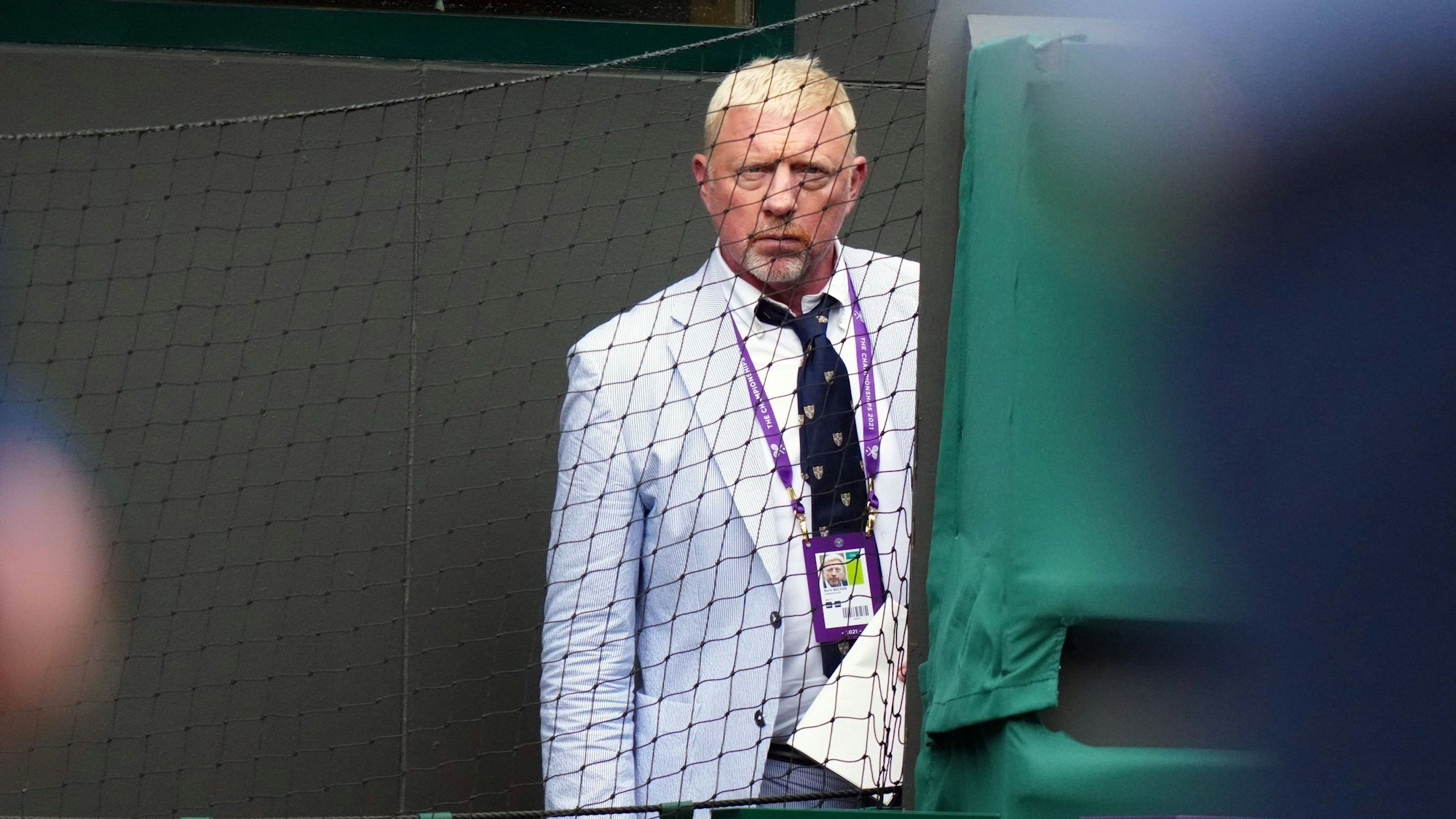 Boris Becker schaut in Wimbledon um die Ecke.