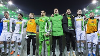 Spieler von Borussia Mönchengladbach hüpfen nach einem Heimsieg vor der Nordkurve.