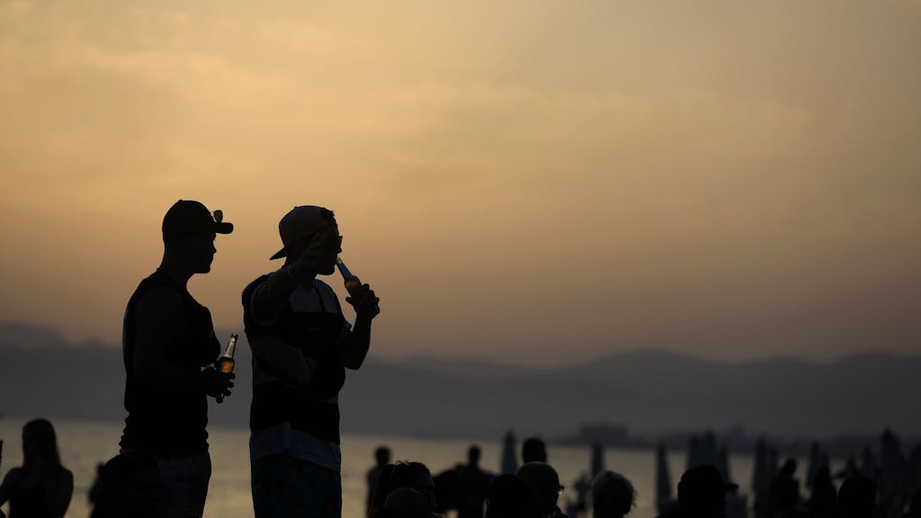 Menschen Anfang Juli am Strand von Arenal, während die Sonne untergeht: Die Zahl der sexuellen Übergriffe auf Mallorca steigt.