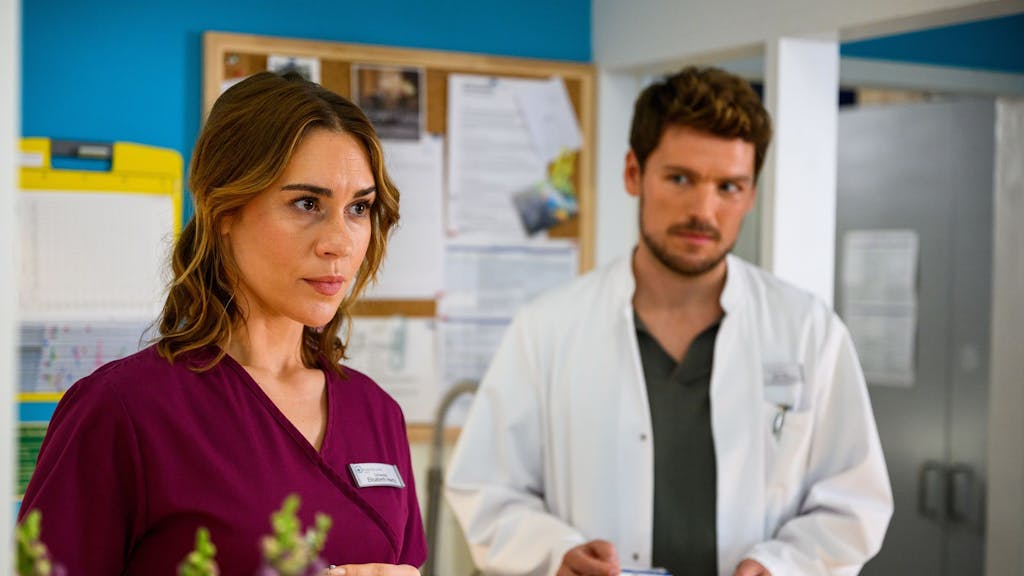 Betreten schaut Betty (Henrike Hahn) in der ZDF-Serie „Bettys Diagnose“ drein, als sie in der Klinik auf ihren Ex-Mann trifft. Der steht in weißem Kittel mit Medikamentenschächtelchen in der Hand im Hintergrund. Das Foto ist undatiert.