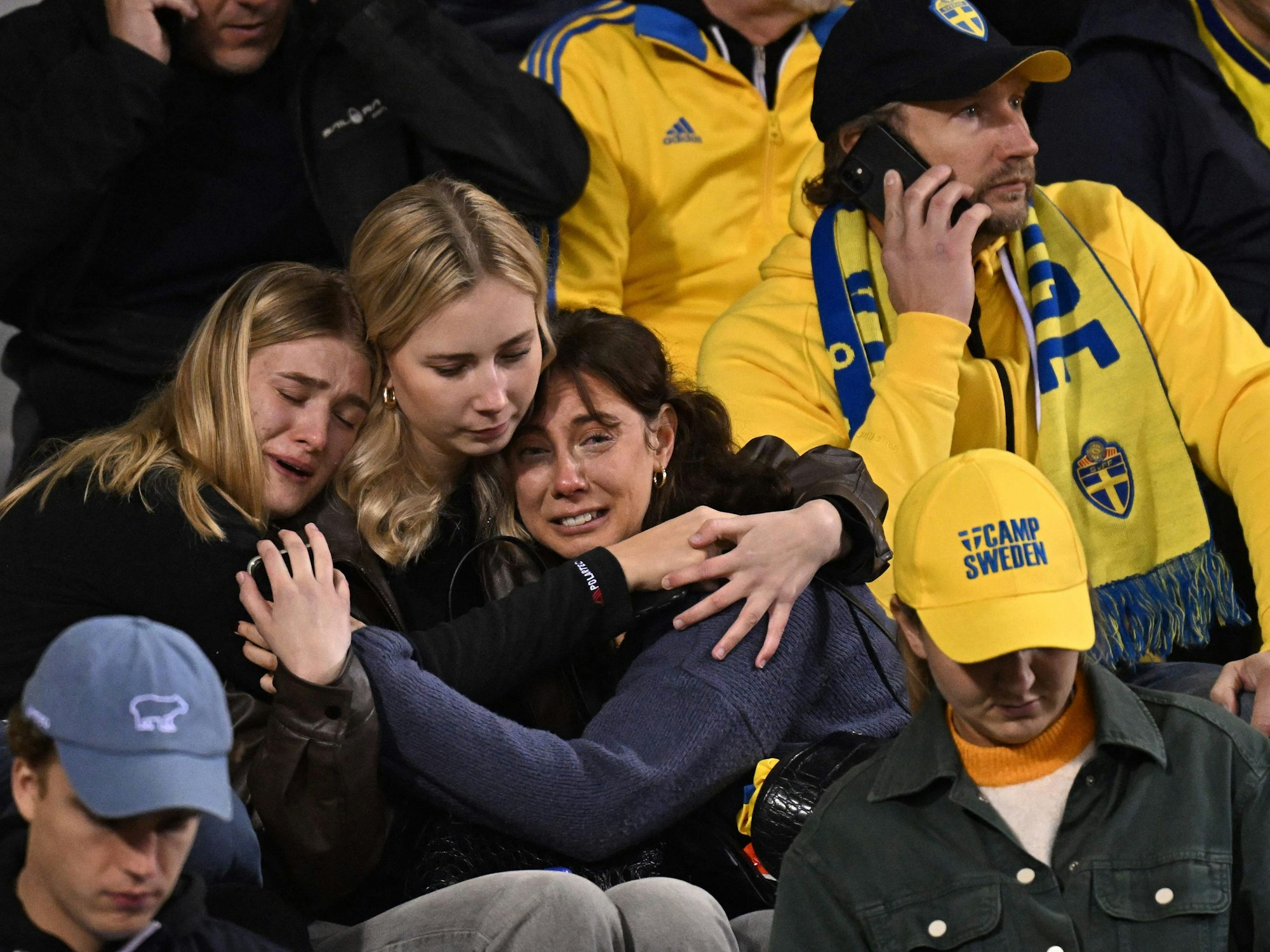 Schwedische Fans weinen auf der Tribüne.