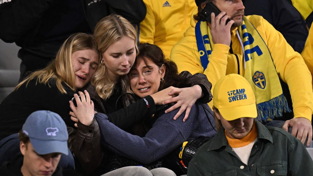 Schwedische Fans weinen auf der Tribüne.