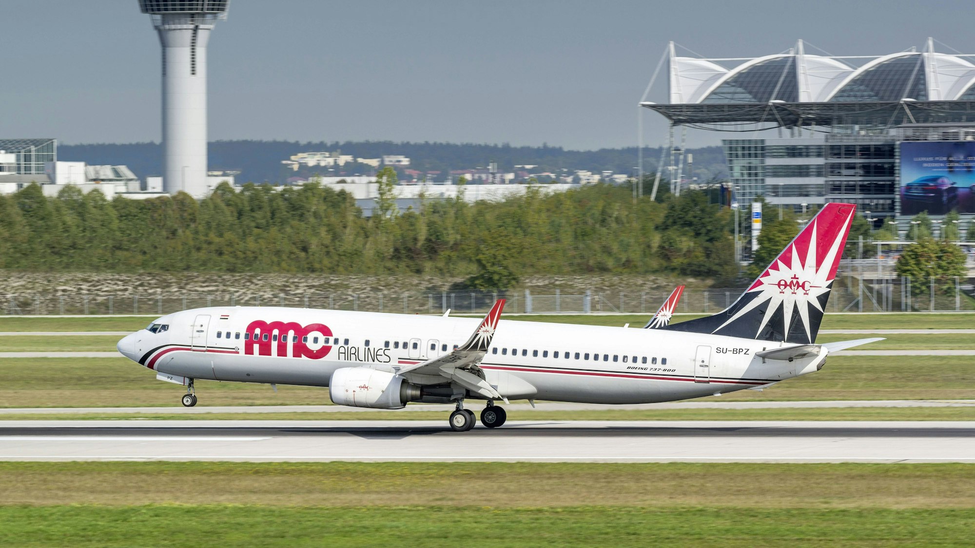 Eine Boeing 737-86N von AMC Airlines landet auf der südlichen Landebahn des Flughafens München (Symbolbild).