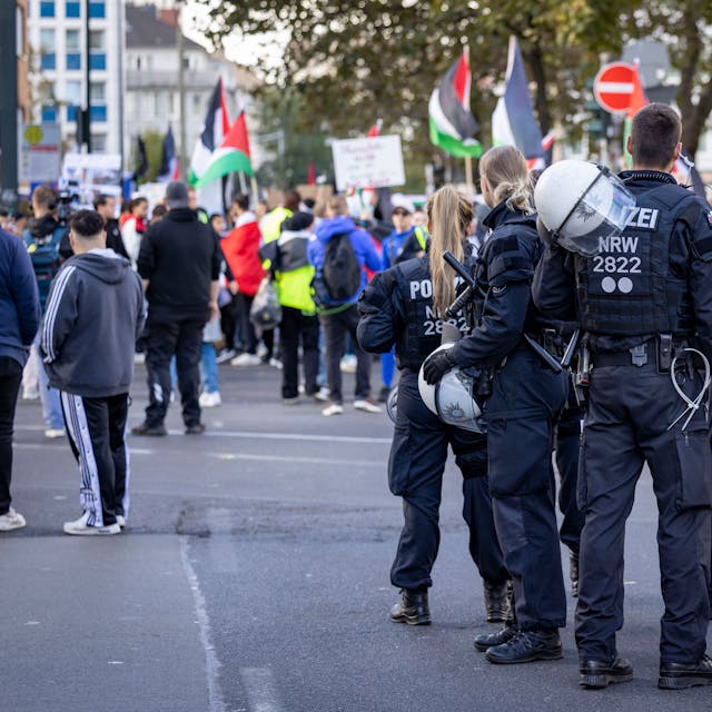 ARCHIV - 14.10.2023, Nordrhein-Westfalen, Düsseldorf: Polizisten sind bei einer pro-palästinensischen Demonstration im Einsatz. Der Großangriff der islamistischen Hamas in Israel hat eine Debatte über den Umgang mit Unterstützern der palästinensischen Terrororganisation in Deutschland entfacht. (zu dpa: «NRW-Minister Reul sieht Hürden für Ausweisung von Hamas-Aktivisten») Foto: Christoph Reichwein/dpa +++ dpa-Bildfunk +++