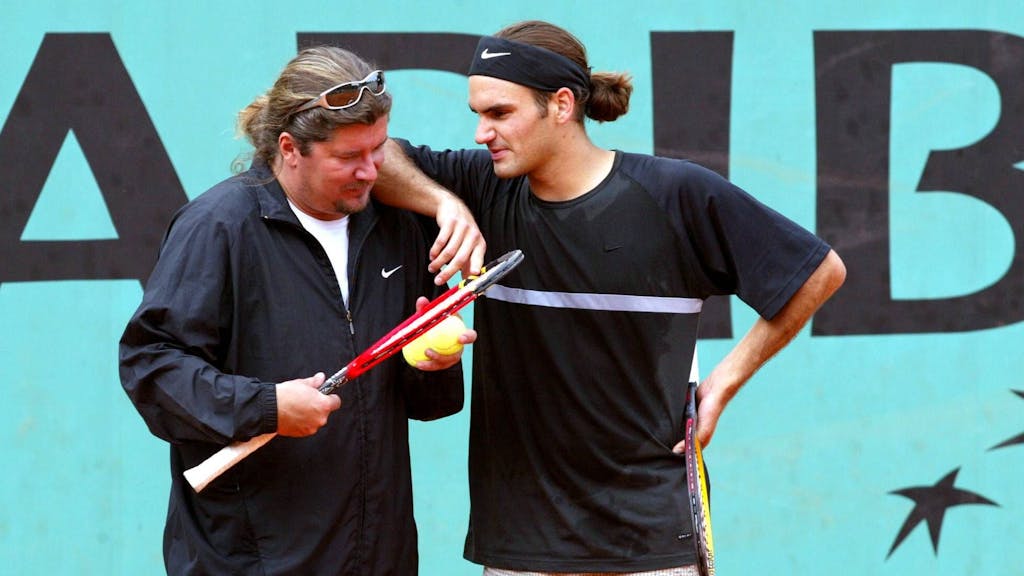 Roger Federer spricht bei einem Training mit seinem Coach Peter Lundgren. Sein rechter Arm liegt auf der Schulter des Schweden.