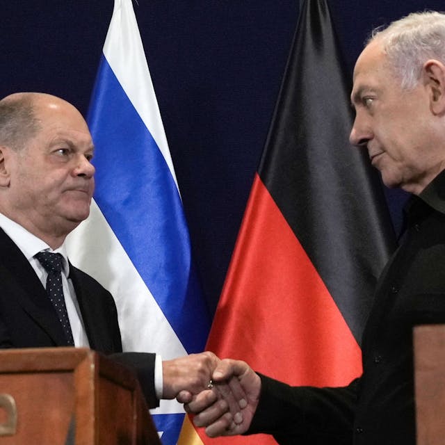 Bundeskanzler Olaf Scholz (SPD) schüttelt Israels Premierminister Benjamin Netanyahuin die Hand.