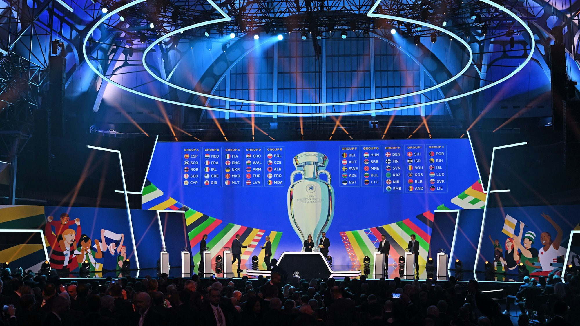 Ein Tableau bei der Auslosung zeigt die zehn Gruppen für die Qualifikation zur Fußball-Europameisterschaft 2024 in Deutschland.
