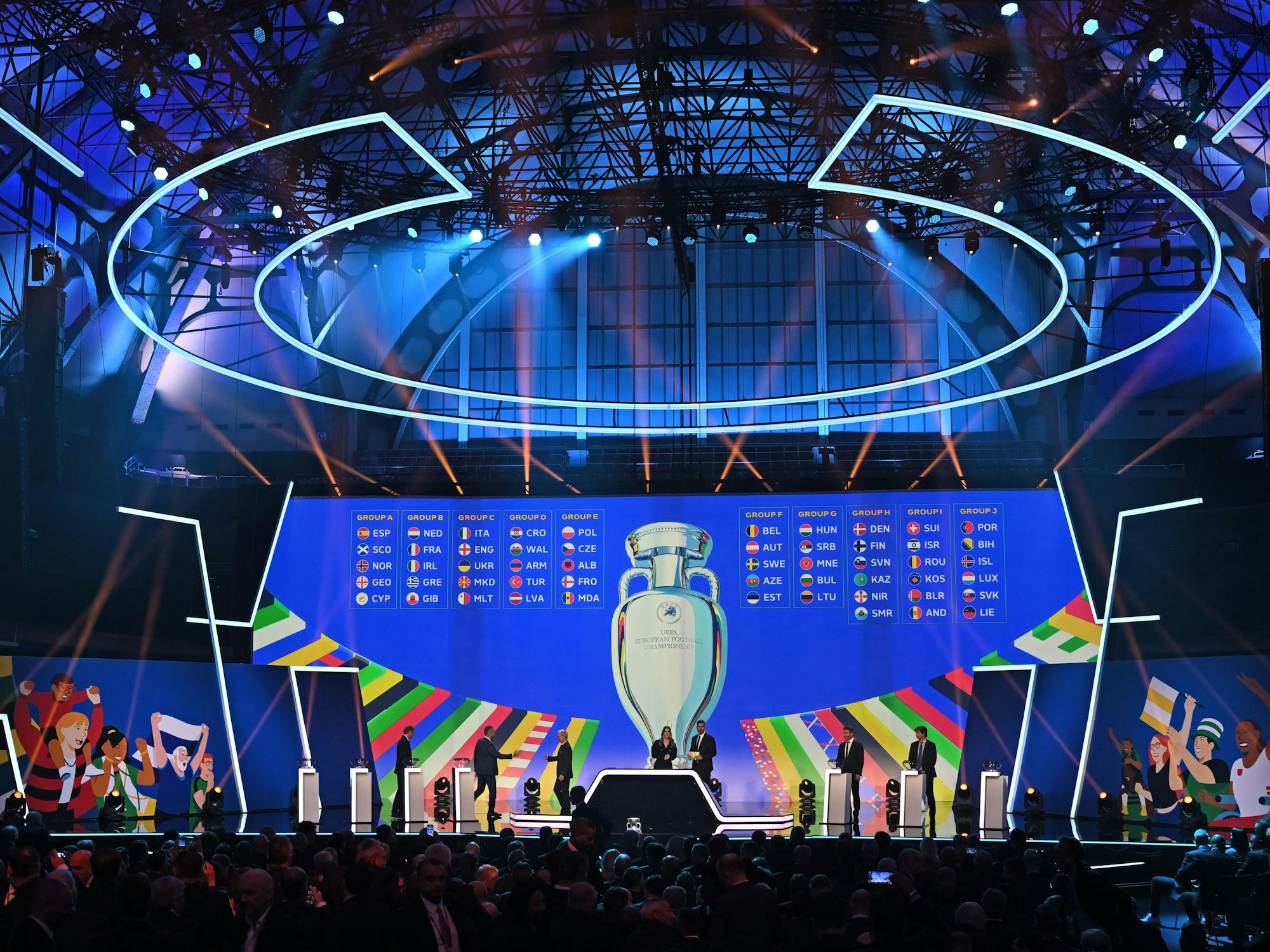 Die zehn Gruppen für die Qualifikation zur Fußball-Europameisterschaft 2024 werden nach der Auslosung auf einer großen Videoleinwand angezeigt.